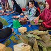 Kompak Bagikan Daging Kurban dengan Kemasan Besek dan Daun Jati