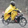 Jas Hujan Ponco Disarankan Tidak Digunakan Saat Naik Motor, Ini Alasannya