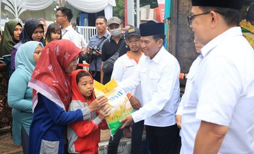 Safari Ramadan, Pemprov Jatim Gelar Pasar Murah dan Bagi Bantuan Sosial ...