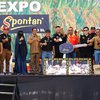 Temani Petani Selama 27 Tahun, Spontan 400 SL Bagikan Hadiah Mobil Bagi Petani 