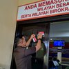 Bagi Stiker, Kejari Ponorogo Ingatkan Bahaya Korupsi