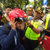 Tekan Kecelakaan, Polrestabes Surabaya Bagikan 100 Helm
