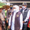 Gubernur Khofifah Salurkan Zakat Produktif Kepada Pedagang Ikan di Pasar Ikan Lamongan