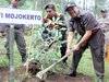Cegah Bencana dan Jaga Oksigen, Pejabat dan Masyarakat Mojokerto Tanam Pohon di Hutan Claket
