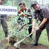 Cegah Bencana dan Jaga Oksigen, Pejabat dan Masyarakat Mojokerto Tanam Pohon di Hutan Claket