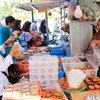 Berburu Takjil di Kawasan Ampel