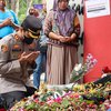 Kapolres Malang Duduk Bersimpuh di Lokasi Tragedi Kanjuruhan, Panjatkan Doa untuk Para Korban
