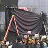 Pegawai dan Pimpinan KPK Tutup Kantor dengan Kain Hitam