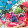 Wujud Sykur, Istri Petani Ikuti Lomba <em>Mrotol Bawang</em>
