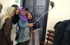 Nanda Jadi Primadona Swafoto Ibu-ibu di Pengadilan