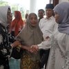 Lebaran, Khofifah Berbagi Sembako saat Open House di Grahadi
