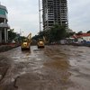 Jalan Gubeng Mulai Dipasang Besi Penguat