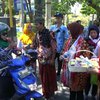 Perajin Probolinggo Bagi-bagi Batik kepada Pengguna Jalan di Pantura