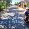 Warga Ponorogo Protes Kerusakan Jalan lewat Coretan di Aspal