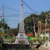 Ada Menara Eiffel di Atas Sungai Dawuhan Situbondo