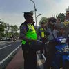 Tekan Kecelakaan, Satlantas Polrestabes Bagikan 200 Helm Gratis