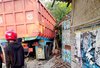 <em>Dump Truck</em> Seruduk Tiga Rumah, Dua Warga Gresik Meninggal