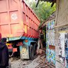 <em>Dump Truck</em> Seruduk Tiga Rumah, Dua Warga Gresik Meninggal
